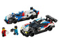 Dvě závodní auta LEGO BMW Motorsport se dvěma jezdci.