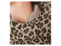 Zapínání kapuce bundy s leopardem vzorem.
