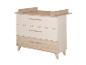 Světlá dřevěná a krémová komoda se třemi zásuvkami a přebalovacím pultem.