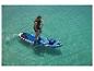 Nafukovací paddleboard Allround a pádlo používané v tyrkysové vodě.