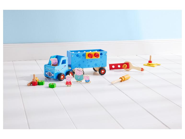 Dřevěné hračky Peppa Pig, včetně náklaďáku, přívěsu, figurek a nářadí.