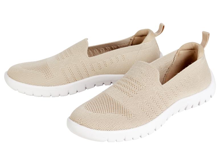 Dvě béžové slip-on tenisky s bílými podrážkami.