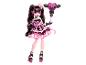 Panenka Monster High Draculaura v růžových a černých šatech s odpovídajícími doplňky.