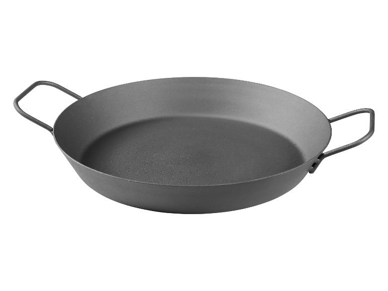 Tmavě šedá pánev se dvěma uchy na bílém pozadí.