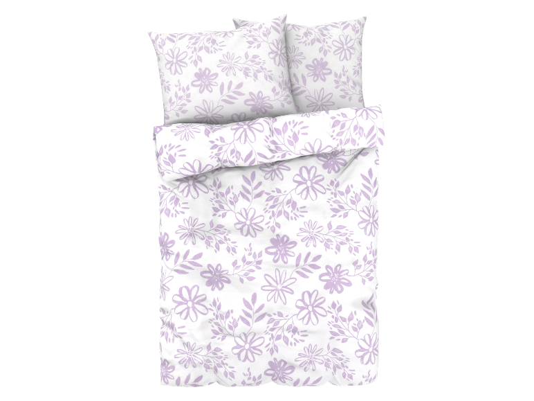 Fialová ložní souprava s květinovým vzorem.