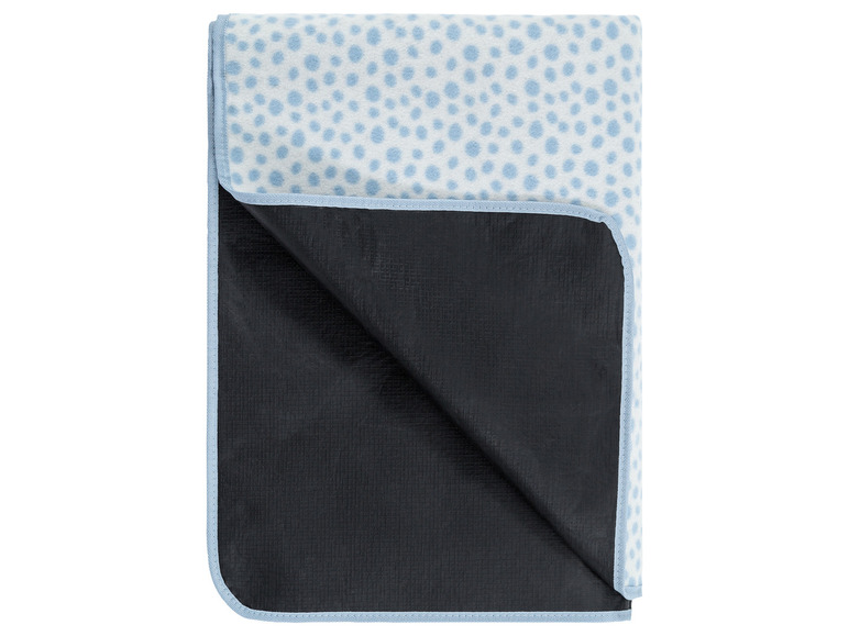 Pikniková deka s modrým vzorem s bílými tečkami a vodotěsným dnem.