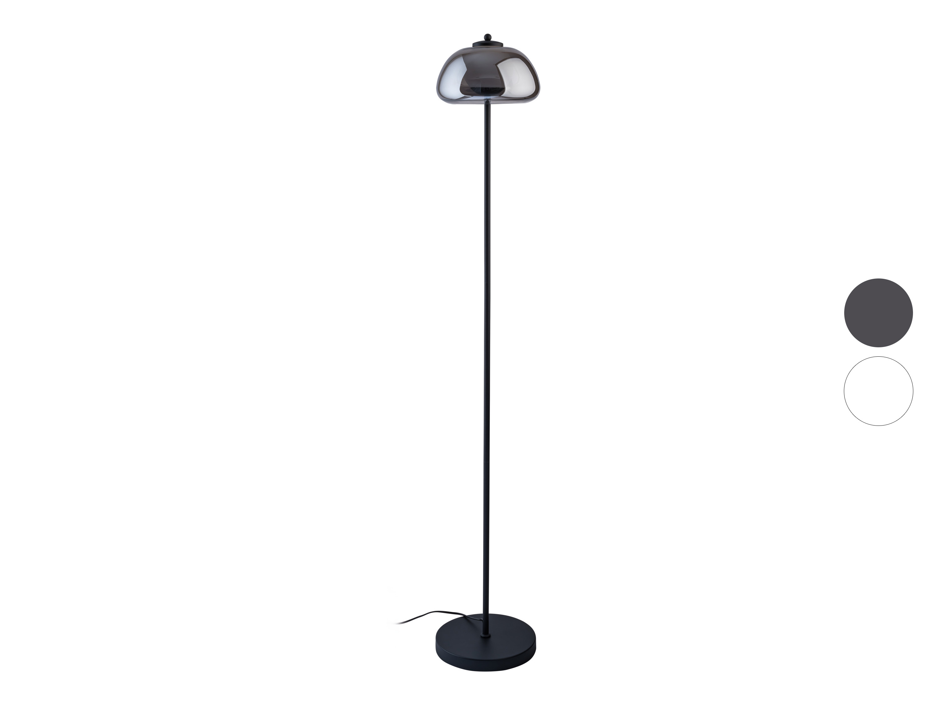 Černá stojací lampa s tmavým skleněným stínítkem.