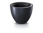 Černý kulatý květináč s hladkým povrchem.