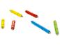 Barevné magnetické stavební tyčinky ve žluté, červené, modré a zelené barvě.