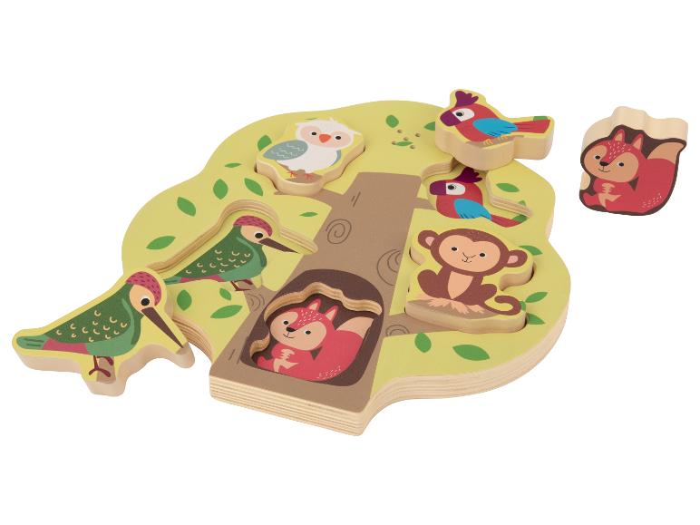 Dřevěné puzzle ve tvaru stromu se zvířecími dílky včetně lišky, sovy, ptáků a opice.