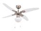 Stropní ventilátor s pěti bílými lopatkami a svítidlem, s povrchovou úpravou z broušeného niklu.