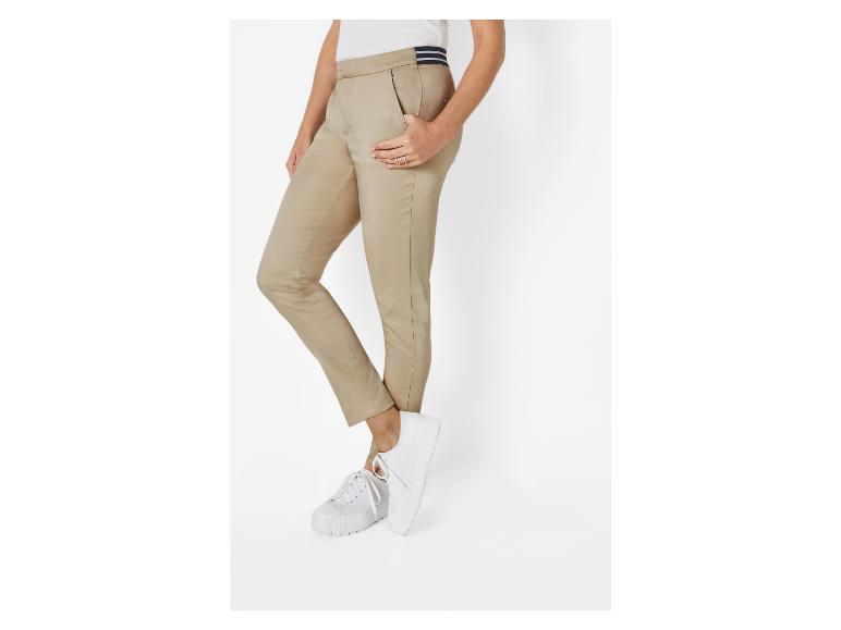 Béžové kalhoty a bílé tenisky: stylový, ležérní outfit.