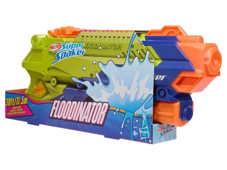 Zelený a modrý vodní blaster v balení, označený „FLOODINATOR“ s dosahem 38ft/11.5m.