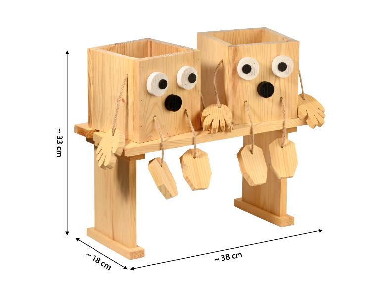 Dřevěné květináče ve tvaru figurek, vysoké 33 cm, široké 38 cm a hluboké 18 cm.