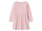 Zadní pohled na růžové dětské šaty s dlouhým rukávem a nabraným pasem.