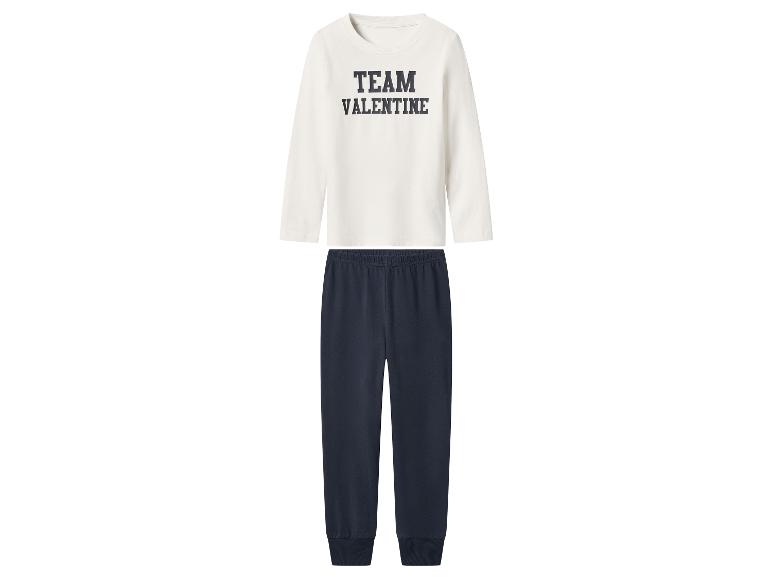 Bílý top s dlouhým rukávem s textem „TEAM VALENTINE“ a tmavě modré kalhoty.