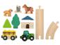 Dřevěné hračky s farmářskou tématikou, včetně zvířat, stromů, budovy, traktoru a kolejí.