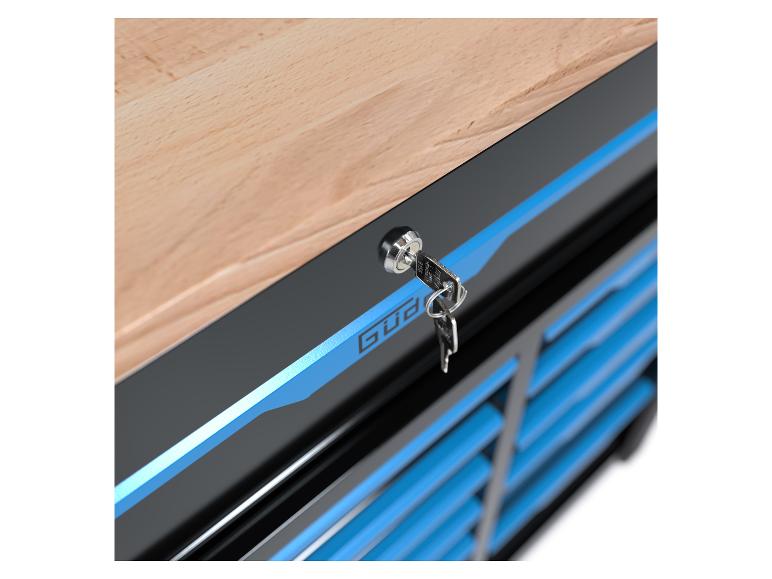 Klíč v uzamčeném nářaďovém boxu s dřevěnou deskou.