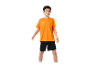 Chlapec v oranžovém tričku a černých šortkách.