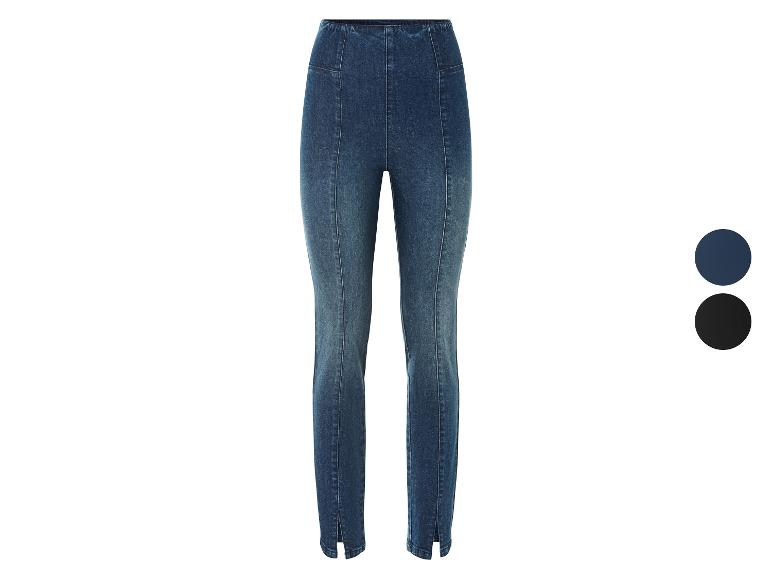 Tmavě modré skinny džíny s rozparkem.