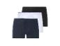 Tři boxerky: černá, bílá a tmavě modrá.