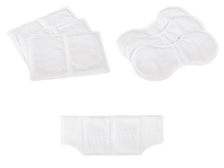 Bílé jednorázové vložky a podložky pro inkontinenční nebo hygienické produkty.