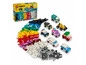 LEGO Classic sada s různými auty a barevnými kostkami.