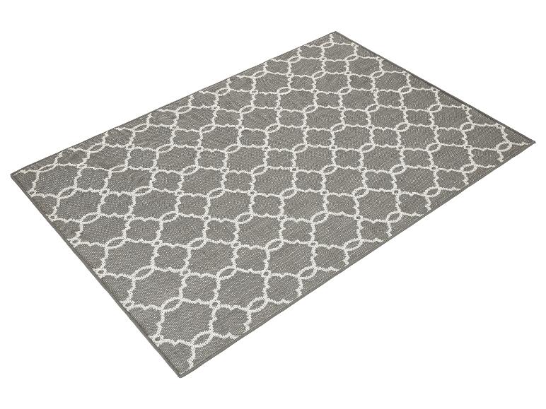 Elegantní šedý koberec s geometrickým vzorem.