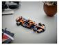 Závodní auto McLaren Formule 1 z kostek, na stole.