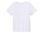 Bílé tričko s krátkým rukávem.
