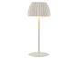 Bílá plisovaná stolní lampa s teplým světlem