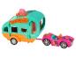 Růžové hračkářské auto táhne tyrkysový karavan s nápisem 'Ko Let's Go!'.