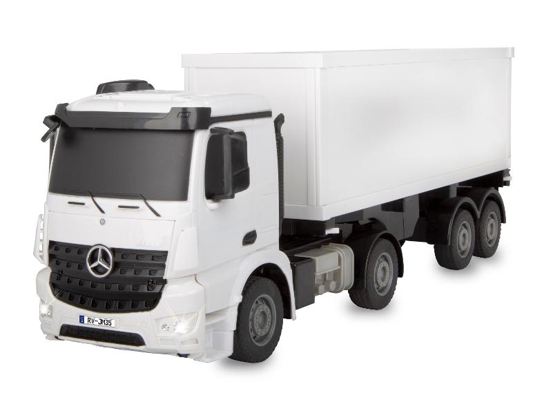 Bílý model nákladního auta Mercedes-Benz Actros s přívěsem.