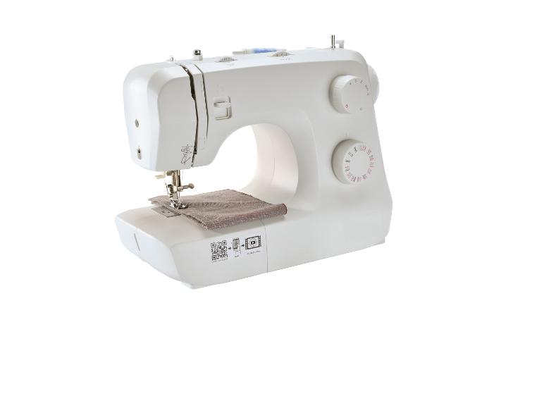 Kompaktní bílý šicí stroj na bílém pozadí.