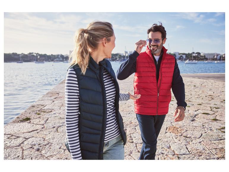 Muž a žena v tmavě modré a červené prošívané vestě.