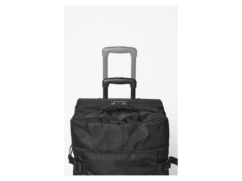 Černý cestovní kufr s výsuvnou rukojetí na bílém pozadí