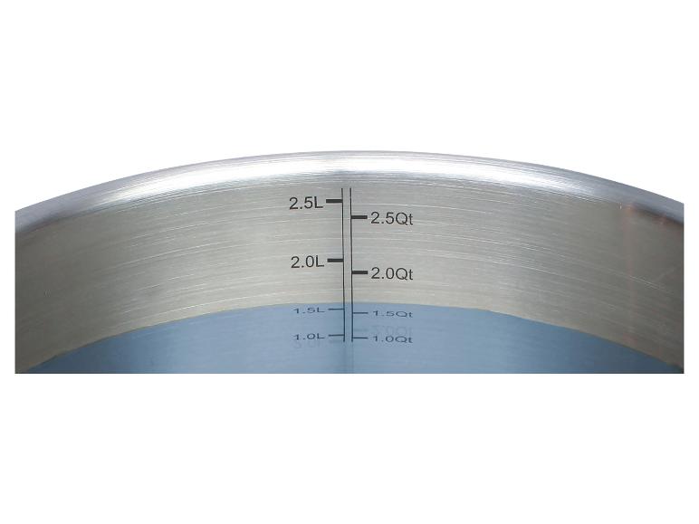 Vnitřek nerezového hrnce s měrkou v litrech a kvartách.