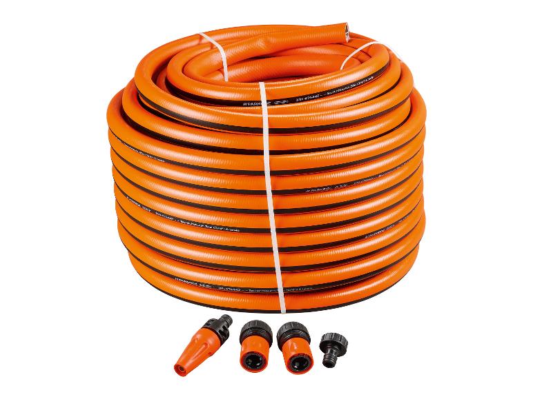 Svinutá oranžová zahradní hadice s černými pruhy, 50m (3/4'), a čtyři konektory.