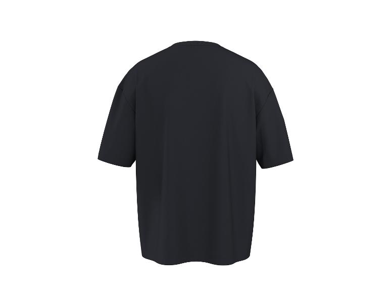 Zadní pohled na jednoduché černé oversized tričko.