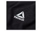 Detail černého textilu s bílým logem Reebok.