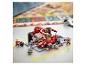 Sada LEGO Ferrari Formule 1 s autem a minifigurkami během zastávky v boxech.