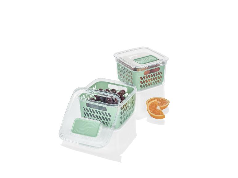 Dvě zelené plastové úložné boxy s víky, plné ovoce.