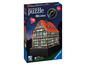 Ravensburger 3D puzzle s LED osvětlením zobrazující dřevěný dům v noci.