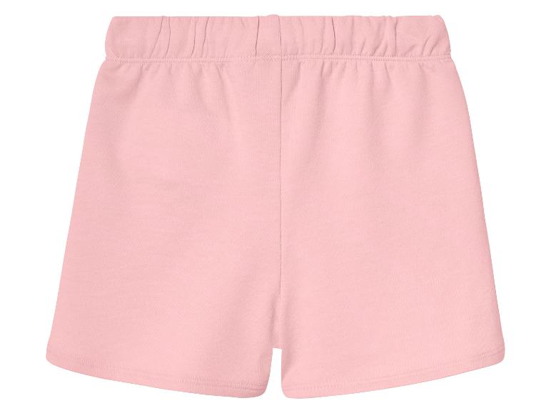 Růžové šortky s elastickým pasem.