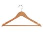 Dřevěný ramínko na oblečení s kovovým háčkem.