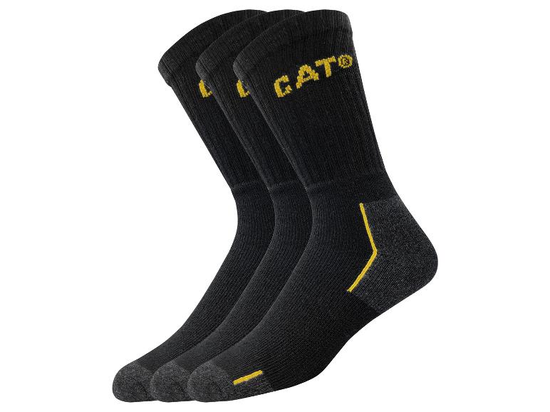 Tři páry černých ponožek CAT® se žlutými detaily.