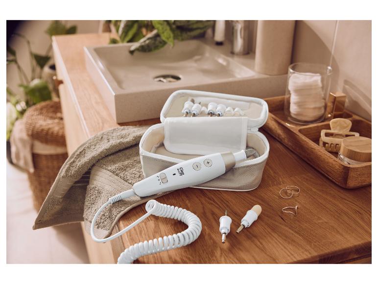 Sada na manikúru a pedikúru Cien Beauty s nástavci v koupelně.