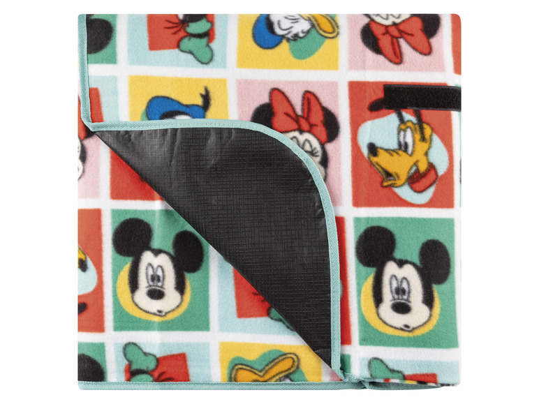 Pikniková deka s Mickey Mousem a dalšími postavičkami Disney.