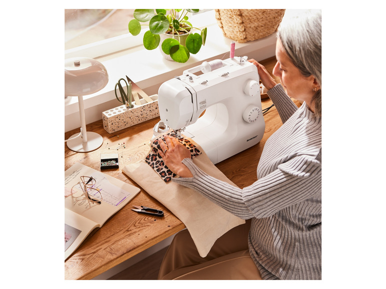 Žena šije látku na šicím stroji Silvercrest.