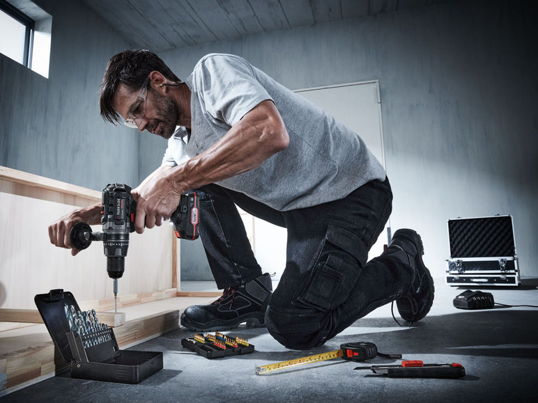 Muž používá Parkside šroubovák na práci.